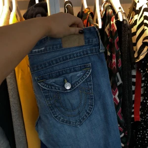  - True religion, bootcut, low waist, 30tum och 34 längd. Är dock som 28-29 enligt mig! 