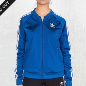  - Knappt använd blå, slutsåld Adidas zip tröja