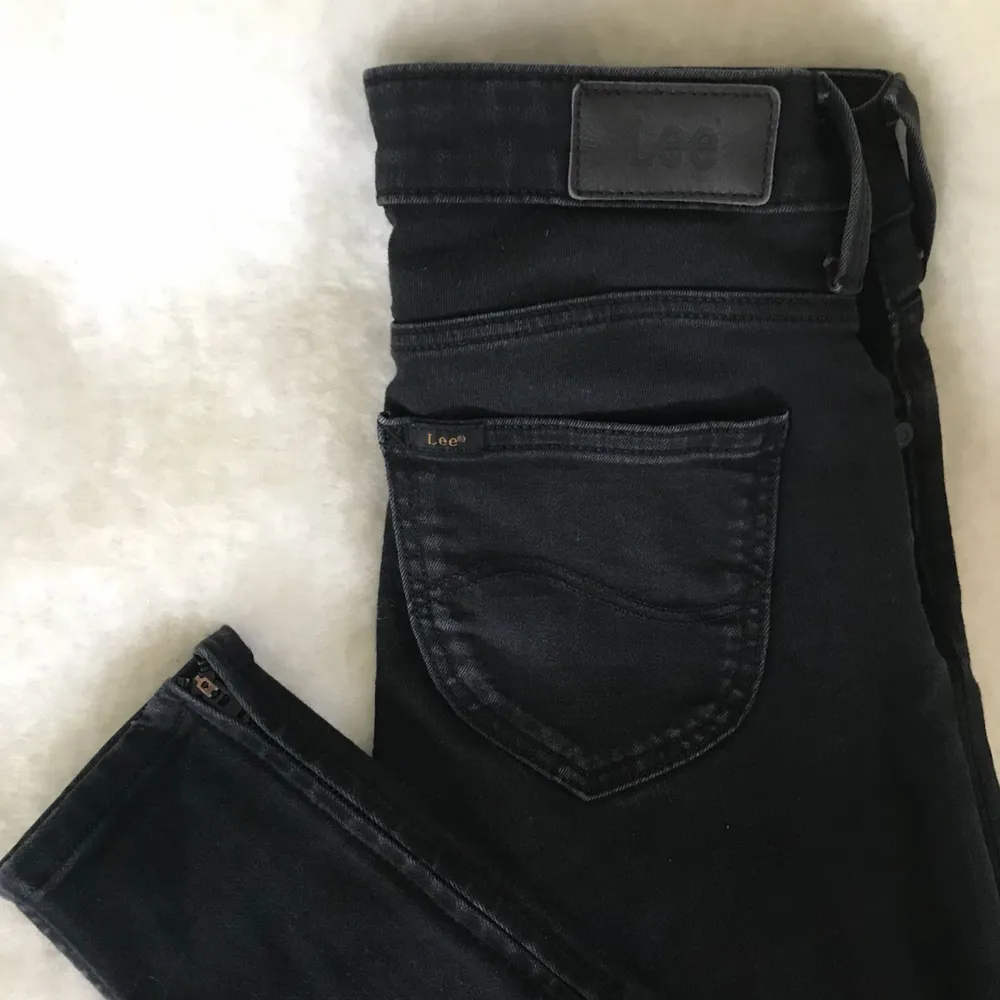 Grå/svarta jeans från Lee i storlek XS, 25/29 😊 Supersnygga och sköna jeans med dragkedjor som detaljer längst ner på byxbenen. Köptes för 899kr men säljer för endast 199kr + frakt, tar swish. . Jeans & Byxor.
