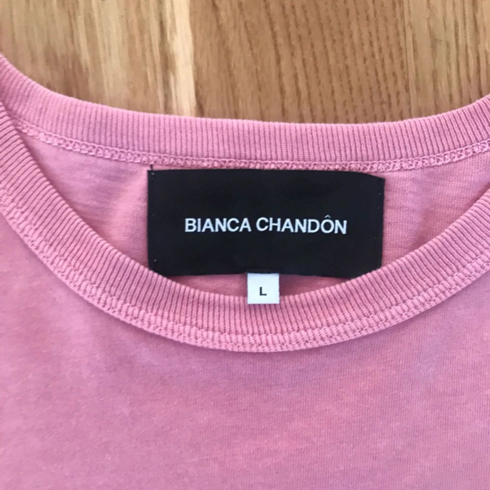 Helt oanvänd  SS17 Arthur tee pink från Bianca chandon, 50 kr frakten.. T-shirts.