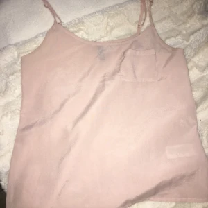  - Rosa linne från H&M i luftigt och skönt material. Knappt använd så i väldigt fina skick :)