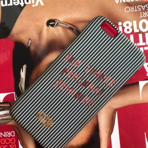  - Mobilskal från twist & tango. Använt en gång pga byte av mobil. Passar IPhone 6, 7. Står ”FUN SIMPLE PERSONAL FEMININE” på! Frakt tillkommer 40kr, eller möts upp i Uppsala