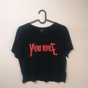  - Snygg t-shirt med tryck, aldrig använd.  Köparen betalar eventuell frakt ✨