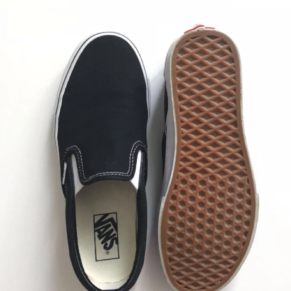 Vans slipons endast använda ett par gånger, i så gott som nyskick. Köpare betalar eventuell frakt ✨  Storlek: US 5.5 . Skor.