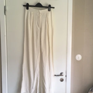  - Gräddvita, vida byxor från MONKI! Frakt tillkommer! 