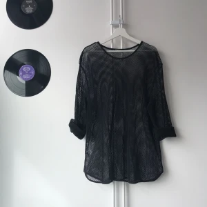  - Oversized nättröja. Passar alla storlekar beroende hurdan passform en vill ha :)   Inköpt second hand  Frakt betalas av köparen. Kan också mötas upp i centrala Sthlm :) 