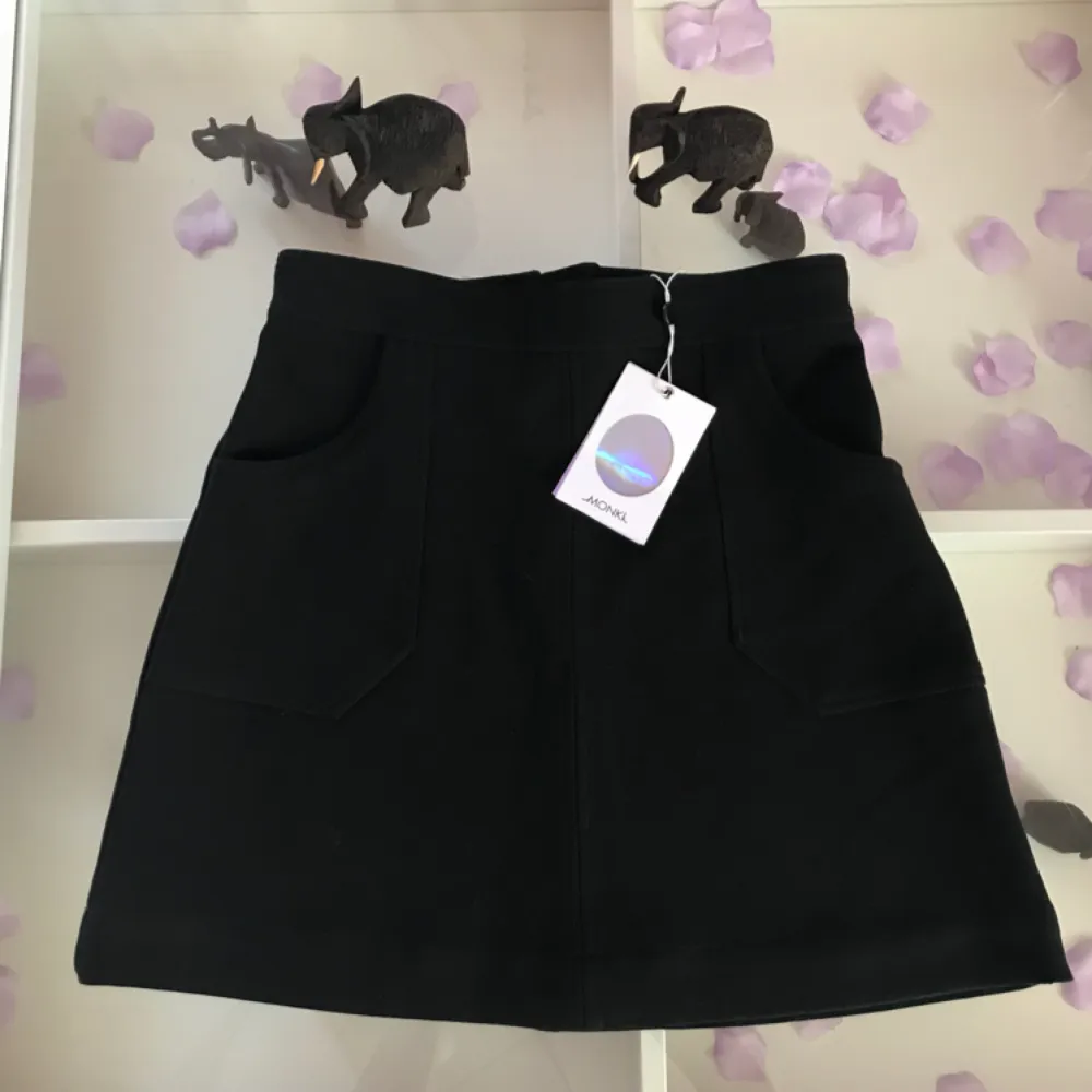 Oanvänd snygg kjol från Monki i tyngre material storlek S 🦋🌸 Mytt pris 250kr. Kjolar.