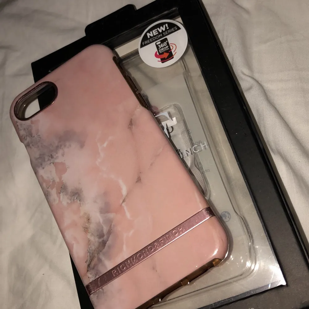 Richmond & finch Pink Marble-skal. Med 360° skydd för att skydda mot olyckor, skalet består av två delar: en bumper som skyddar kanterna och en annan hård del för iPhonen. Har köpte en annan mobil så den kommer ej till användning, fin som ny! . Övrigt.