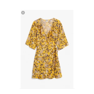  - Succéklänning från Monki. Men tyvärr passar den inte riktigt mig. Prislappen sitter fortfarande kvar. Passa på 😍