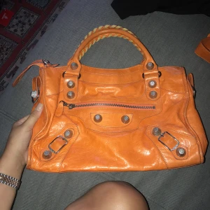  - Balenciaga väska. Gammal modell. Bra kvalite. Pris kan diskuteras 