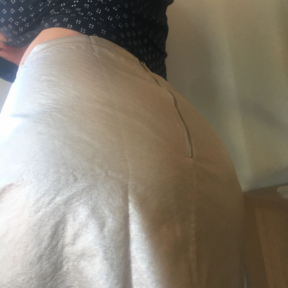 Metallic guld pennkjol. Aldrig använd, då den är för stor på mig, tyvärr. Jättesnygg💫💫 Nypris 199:-. Kjolar.