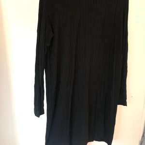  - Klänning fra weekday! Helt basic med lange armer.