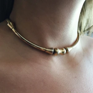  - Snyggt halsband/choker i guld ✨✨ passar både vardag och fest! Frakt ingår i priset 💞