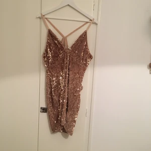  - Nelly klänning,använd ett par ggr,perfekt skick och snygg att ha fest till☺️🎉 möts upp,byter eller fraktar Frakt:50kr