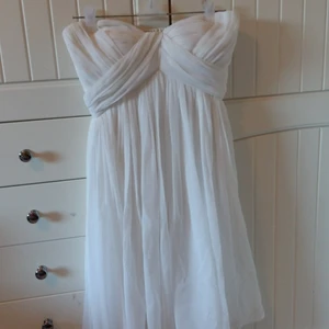  - En kort, vit chiffongklänning från nelly.com i stl 34, nypris ca 400 kr. Endast använd två gånger och i mycket bra skick, säljer p.g.a passar inte längre. Hämtas upp i Ängelholm (ev. Helsingborg) eller fraktas, och då står du för fraktkostnaden. Betalning sker via Swish.