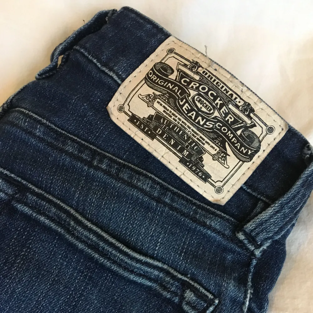 Crocker jeans i modellen Pow High. Storlek: 23/32. De är lite slitna, se sista bilden. Fraktar ej, möts endast upp i Stockholm. Jeans & Byxor.