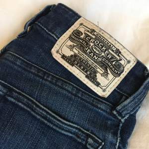 Crocker jeans i modellen Pow High. Storlek: 23/32. De är lite slitna, se sista bilden. Fraktar ej, möts endast upp i Stockholm