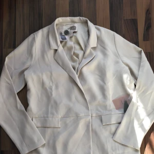  - Oversized kavaj aldrig använd. Beige. Kan mötas upp i Helsingborg 