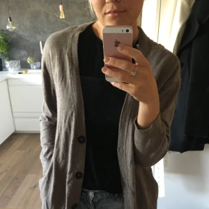  - Filippa K kofta så mjuk. Beigebrun. Kan skickas som tillägg med postens blå påse eller mötas upp i Stockholm 