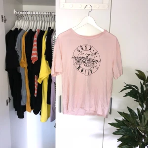  - Endast använd ett fåtal gånger och är köpt på H&M. Storleken är en large men den skulle även passa jättefint som oversized t-shirt om man har en mindre storlek. Köparen står för frakt. OBS endast Swish betalning🌻