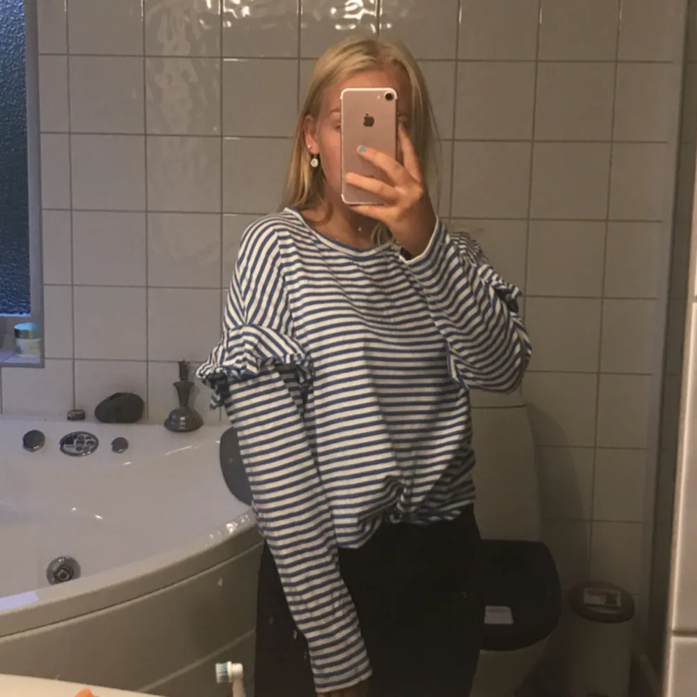 Fin randig tröja fr hm i fint skick. Hoodies.