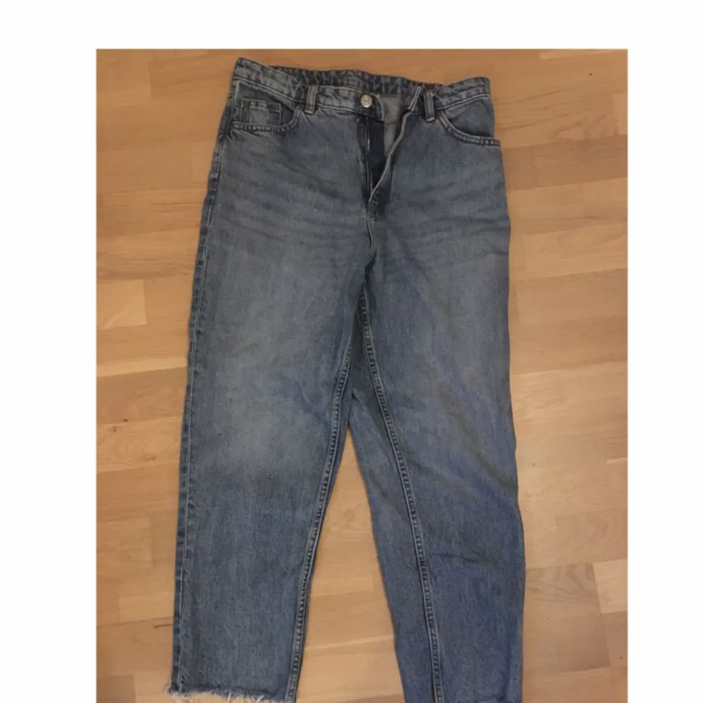 Mom-jeans använda högst 3 gånger pga lite för stora. Supersnygga!! Köparen står för frakt. . Jeans & Byxor.