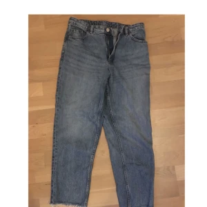  - Mom-jeans använda högst 3 gånger pga lite för stora. Supersnygga!! Köparen står för frakt. 