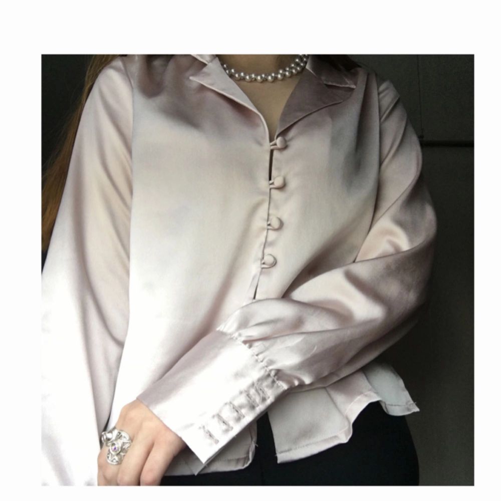 silkesskjorta från bikbok, saknar en knapp men den kan sys på hur enkelt som helst! definitivt ett av mina finaste plagg men använder den inte lika mycket som jag borde 🥀. Skjortor.