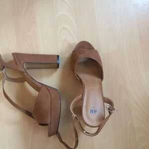  - Säljer ett par ursnygga klackar från H&M. Använda EN gång!! Liten i storlek, mer som 40. Utmärkta för en utekväll på sommaren/hösten!!!!!