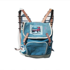  - Sann retropärla i tyg, vinylbotten och läderdetaljer. Charmen är total med dekorationerna på lock och sida! I gott skick.