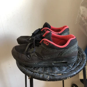  - Nike air max. älskar dessa men måste förstå att de är för små.  Behövs lite tvätt, massa kärlek och eventuellt sulor i (vet inte vart dessa är) därav bra billigt pris!  