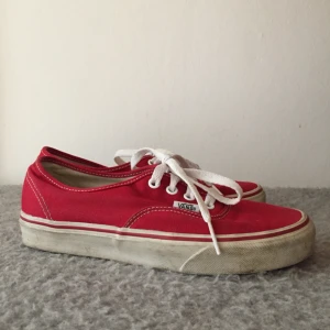  - Säljer nu mina fina röda Vans då de ej kommer till användning! 😫 köpta i USA för 650kr, säljes nu för 300 exklusive frakt! Finns att hämta i Skanör/Malmö 🌹