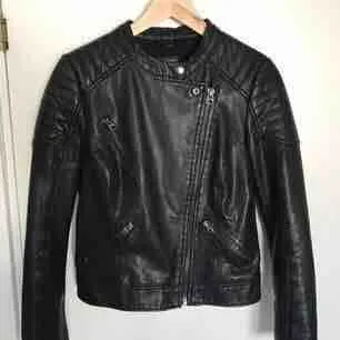 Faux leather jacket från Topshop. Använd men i mycket gott skick. Möts upp i Stockholm eller så står köparen för frakten🌸. Jackor.