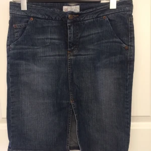  - Stretchig jeanskjol med sprund i mitten. Passar både M och S. Köpt vintage vet ej märke. Bra skick.   Garderobsrensning, se mina övriga annonser. Möjlighet till samfrakt.   Köparen står för frakt. Ansvarar ej för postens ev slarv.