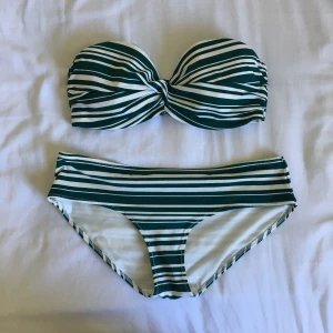 - Oanvänd bikini från hm den  har mörk gröna ränder, väldigt snygg endast testad och hade trosor under. Säljs pågrund av att jag äger massa bikinis