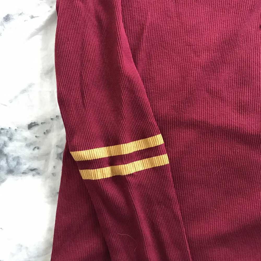 Vinröd ribbad Harry Potter tröja från Primark. Använd 1-2 gånger men den är som ny. Vid eventuell frakt är det köparen som står för frakten.. Tröjor & Koftor.
