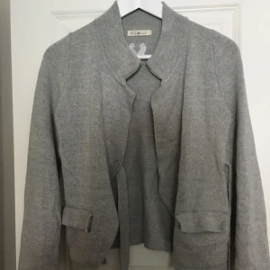  - En kofta ifrån butiken Chelsea, Göteborg. Väl använd men i gott skick. Exlusive frakt 