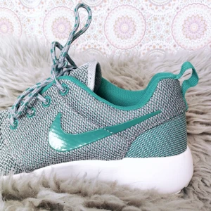  - Nike Roshe Run, ej äkta. Använda ca 5 gånger. Jag har vanligtvis 39-40 i skor och dessa var lite för små för mig. 