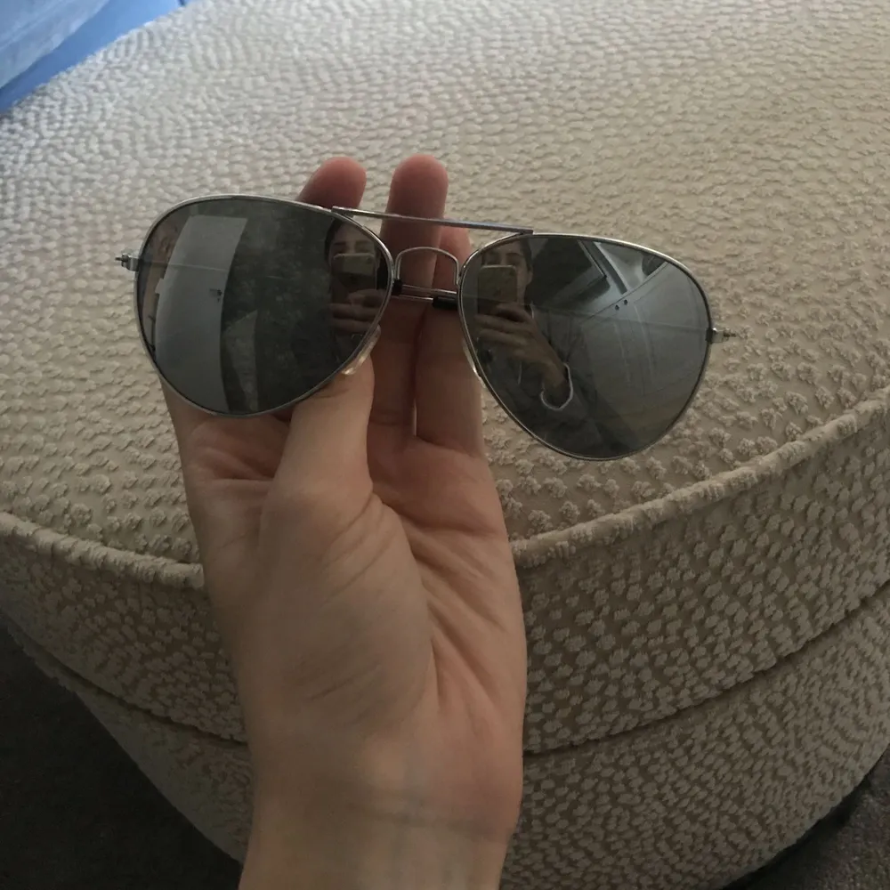 Solglasögon i spegelglas som jag dessvärre aldrig använt. Frakt ingår i priset! . Accessoarer.