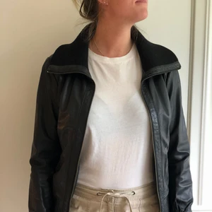  - En äkta skinnjacka från Rock’n Blue. Lite förslitningar i ärmarna, men snygg som den är. Liten i storleken, mer som en 36/38. 