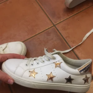  - Tuffa sneakers som endast är använda en kort stund vid ett tillfälle! 