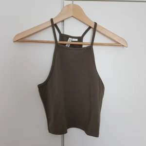  - Militärgrön croptop.  Storlek xs