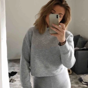  - En croppad hoodie ifrån zara! Använd ett par gånger men fortfarande i fint skick!💞