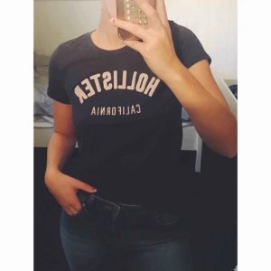  - Mörkblå T-shirt från Hollister