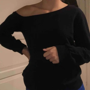  - Off-shoulder sweatshirt från NA-KD. Använd en gång så superbra skick! Passar mig som vanligtvis har S! 😍 Kan mötas upp i Kalmar men vid frakt så står köparen för den! 💞