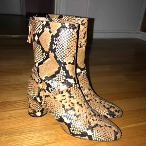  - Säljer dessa snygga boots från zara, fejk ormskinn storlek 39. Superbekväma, lätta att gå i och oslitna  Tidigare pris: 799kr