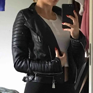  - Klassisk fake-skinnjacka/bikerjacka från Chiquelle i modellen ”motojacket”, köpt för 699 kr. Matchas snyggt med en halsduk och stickad tröja under i höst. Använd, men absolut inte sliten. Sitter lite tightare i ärmarna. Frakt ingår i priset.