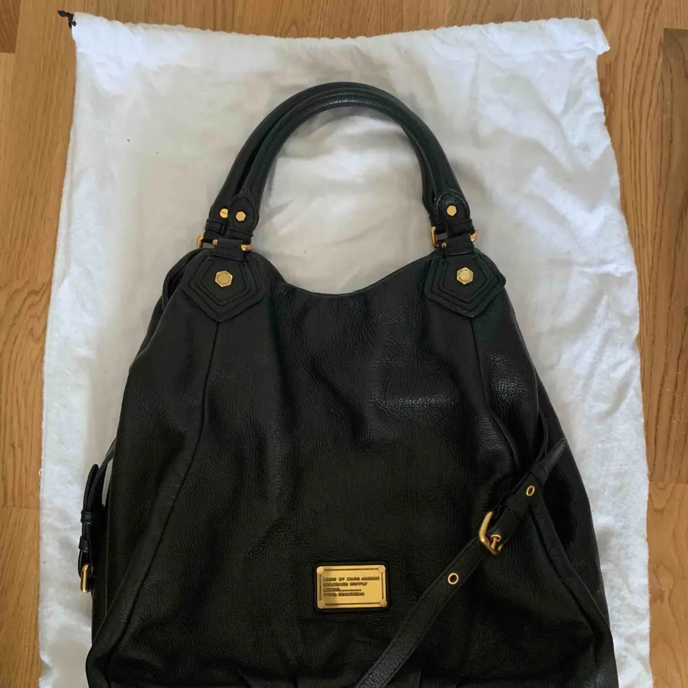 Marc Jacobs väska i näst intill nyskick  Modellen heter Classic q fran och är stor och rymlig.  Pris: 2500 + ev frakt. Väskor.