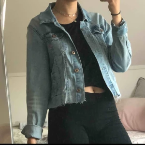  - Ljusblå jeansjacka från Lager 157, avklippt nedtill. Är i stretchigt tyg, använd några fåtal gånger under ca två år. Bär själv oftast strl XS/S, så passar även mindre. Betalning via swish