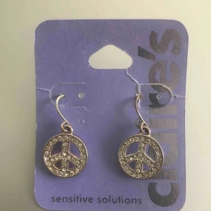  - 🎼 Silvriga peace örhängen (frakt tillkommer) 🎼